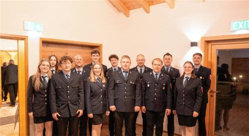 Die neue Führungsriege: Jugendbetreuerin Franziska Schuhmann, Kleiderwartin Sarah Maier, Kassier Robert Eberharter, Beisitzer Alexander Peiker, Vorsitzende Bianca Blabsreiter, Schriftführer Daniel Thunn, Beisitzer Bastian Huber, Zweiter Vorsitzender und Jugendwart Tobias Setz, Kommandant Stefan Ott, Beisitzer Christian Hartinger, Zweiter Kommandant Franz Schex junior, Jugendbetreuerin Bettina Blabsreiter und Beisitzer Ulrich Schex. Foto re