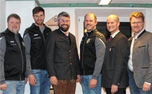 Die neue Vorstandschaft der Fluderer-Schützen: (von links) Walter Folger, Tobias Hölzl, Thomas Hölzl, Christoph Huber, Robert Waldinger und Bürgermeister Roland Kamhuber. Sie präsentierte sich nach der Wahl, die reibungslos vonstatten ging, im Schützenheim. Fotos  re