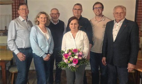 Die neue Vorstandschaft des Bienenzuchtvereins Ampfing: (von links) Kreisvorsitzender Manfred Reindl, Schriftführerin Agnes Fürfanger, Kassenprüfer Dr. Christian Gebauer und Martina Hofmann, neuer Vorsitzender Martin Oberhansl, Zweiter Vorsitzender Jonas Killermann und Ampfings Zweiter Bürgermeister Günter Hargasser. Foto Stettner
