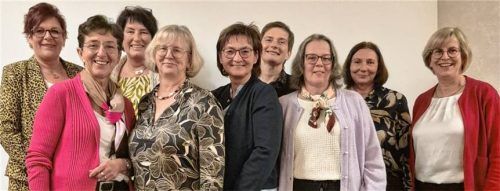Die neue Vorstandschaft des Frauenkreises St. Michael: (von links) Marietta Zehethofer (stellvertretende Vorsitzende), Christiane Niederschweiberer, Christina Pötzl, Gerlinde Zelger (Vorsitzende), Sylvia Onnich, Elisabeth Wandiger, Elke Tauber, Anita Ebersberger und Burgi Wagner. Foto re