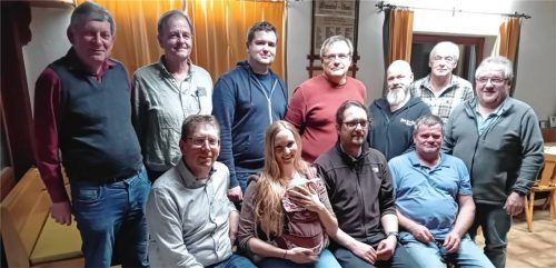 Die neue Vorstandschaft des Imker-Kreisverbandes mit Vorsitzendem Manfred Reindl (von links, sitzend), der Stellvertreterin Desiree Zimmermann, Schriftführer Johannes Engelke, Kassier Peter Blatz. Josefa Fill und Josef Birnkammer standen nicht mehr zur Wahl ebenso Helmut Stadler (stehend, rechts) sowie (von links, stehend) Wahlleiter Franz Vollmaier und die Beisitzer Heiko Bondsheim, Felix Jahnel, Klaus Oberbuchner, Günther Scheichengraber, Alfons Meindl und Manfred Wimmer. Foto maier