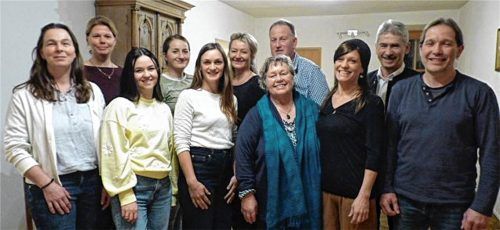 Die neue Vorstandschaft: (hinten, von links) Martina Beham, Rosi Stadler, Heidi Grünauer und Zweiter Vorsitzender Alfons Stadler sowie Bürgermeister Christian Seidl. (Vorne, von links) Ingrid Pichler, Ramona Daxberger, die neue Vorsitzende Tanja Huber, die scheidende Vorsitzende Berti Gugg, Kathrin Obergröbner und Andreas Rausenberger. Foto re