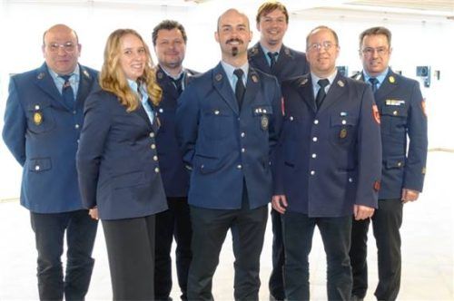 Die neue Vorstandschaft: (von links) Georg Obermayer, Jasmin Schopka, Reinhard Kutschker, Vorsitzender Timo Winkler, Christoph Obermaier und Peter Schopka mit Kreisbrandmeister Michael Mayer.Foto Voggenauer