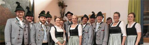 Die neue Vorstandschaft: (von links) Jugendleiter Stefan Bauer, Vorplattler Lorenz Maier, Kassier Max Staber, Zweiter Vorplattler Quirin Kiener, Schriftführerin Veronika Ley, Kassenprüferin Johanna Auer, Zweiter Vorsitzender Bernhard Mayer, Brauchtumswartin Barbara Maier, Beisitzer Stefan Jenuwein, Zweiter Kassier Richard Hiebl, Vorsitzender Georg Lechner, Kassenprüferin Martina Rott, Röckifrauenvertreterin und Trachtenwartin Martina Denk, Musikwartin Theresa Hell. Nicht auf dem Foto: Jugendleiterin Regina Opperer, Christine Heinzinger (Presse), Fähnrich Benno Zehetmaier, Zweiter Fähnrich Albert Salminger, Dritter Fähnrich Sebastian Scheuerer.Foto Christine Heinzinger