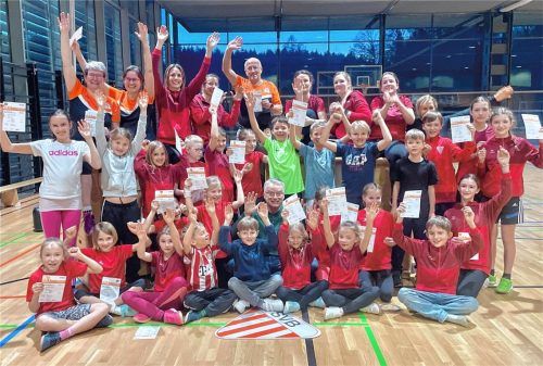 Die neuen Preisträger des Deutschen Sportabzeichens 2025 mit den VIP und dem Trainerteam. Fotos Neuwirth