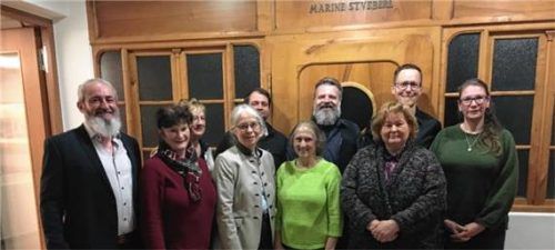 Die neu gewählte Kreisvorstandschaft des Verbandes Gartenbau und Landespflege: (von links) Vorsitzender Helmut Schmid, Anita Dirnberger, Eniko Döring, Schriftführerin Klaudia Nistler, Kassier Michael Lächele, Irmi Auer, Dritter Vorsitzender Sepp Petermeier, Zweite Vorsitzende Hildegard Einwang, Alexander Jackl und Michaela Löffl. Foto Jaensch