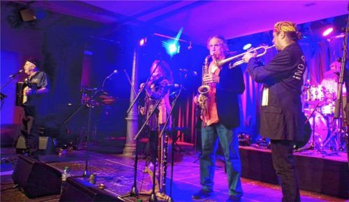 Die New Yorker Band „Klezmatics“ hat im Haberkasten ihr neues Album „We were made for these times“ mit einer Mischung aus traditionellen Klezmerklängen und modernen Einflüssen vorgestellt. Foto rath