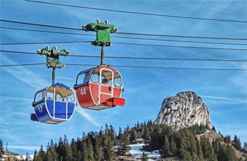Die nostalgischen Gondeln der Kampenwandseilbahn werden noch eine ganze Weile über dem Berg schweben. Der Streit um die Modernisierung der Anlage schwelt weiter. Die außergerichtliche Einigung ist gescheitert. Foto Herbert Reiter