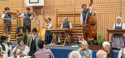 Die Osttiroler Tanzgeiger mit Ansagerin Regina Schlemer (rechts).Foto Hoffmann