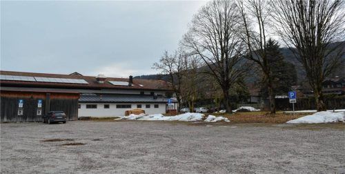 Die Parkplatzgestaltung beim Festsaal Bergen wird noch etwas dauern. Mittel hierfür sind im Haushalt nur für die Planung vorgesehen. Foto Eder