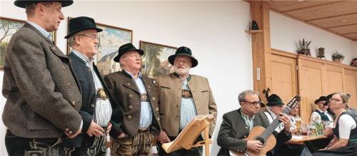Die Parsberger Sänger erfreuten das Publikum mit ihren Liedern.Foto re