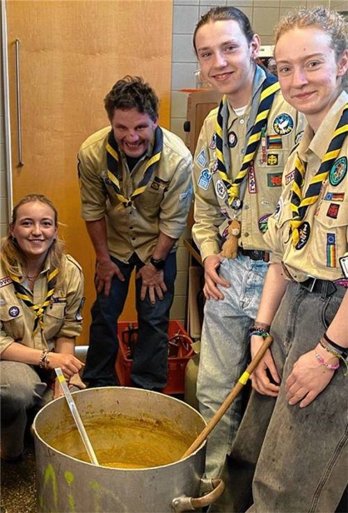 Die Pfadfinder hatten eine Gemüsesuppe zubereitet. Foto Kotter