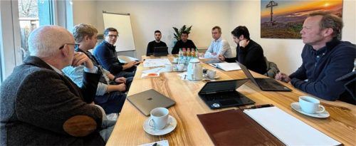 Die Projektgruppe im Austausch in den neuen „ZwischenZeit-Coworking-Räumen“ in der Gemeinde Aschau.Foto Gemeinde Aschau