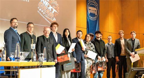 Die Prüfungsbesten, stellvertretender Innungsobermeister und Mitglieder des Gesellenprüfungsausschusses Rosenheim-Wasserburg mit (von links) Florian Grünaug, Michael Kölbl, Josef Obwieser, Kilian Lexa, Aimée-Sophie Linzer, Lukas Lindauer, Jamie Lee Preussler, Bernd Wohlschlager, Enzo Bufalino, Lukas Daumoser, Timon Funk, Leonardo Kraus und Nils Helbig. Foto  bsz wasserburg