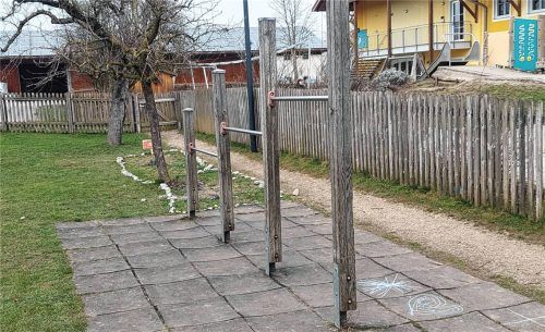 Die Reckstangen am Spielplatz in Albaching entsprechen nicht mehr den Sicherheitsstandards. Foto Gießibl