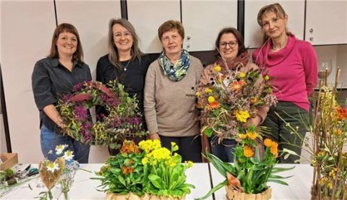 Die Referentin des Abends, Andrea Deißenböck von Floristik Geisberger, Sprecherin Theresia Weichselgartner, Elisabeth Bernhart, Bärbel Lerchner und Johanna Müller (von links). Foto Erfurt