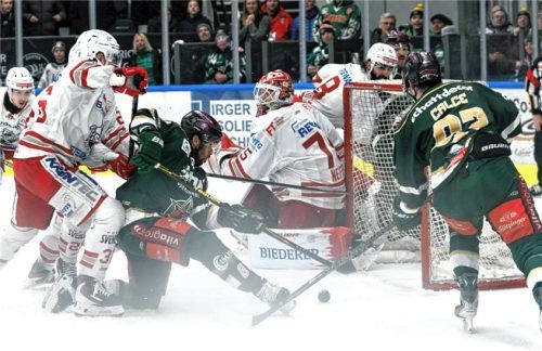 Die riesen Chance kurz vor Schluss: Lukas Laub bekommt die Scheibe im entscheidenden Moment nicht über die Linie gedrückt.Foto Hans-Jürgen Ziegler