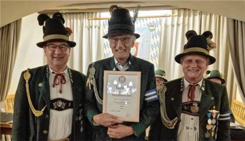 Die Rosenheimer Gebirgsschützen zeichneten auf der Jahreshauptversammlung Ehrenleutnant Andreas Zach, ehemaliger Rosenheimer Stadtpfarrer und Kompaniepfarrer, mit dem Kompanieorden in Silber aus. Foto Gabi Saal