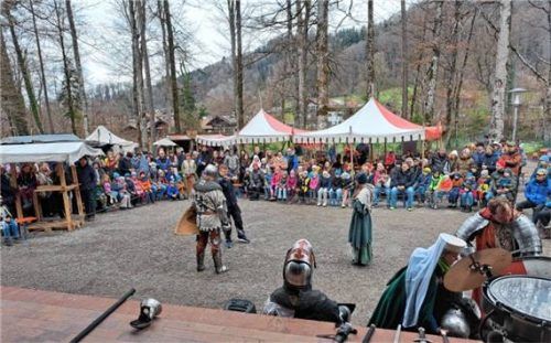 Die Schwertkampfarena zog Besucher magisch an.Foto re