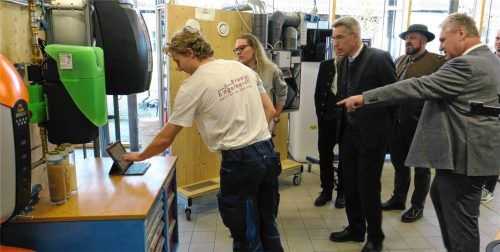 Die SHK-Azubis Fritz Aßbichler und Sandra Hofmüller präsentieren Landrat Otto Lederer (von links) eine Kalkschutzanlage. Schulleiter Jürgen Ersing (rechts) gibt ergänzende Hinweise. Foto Johann Baumann