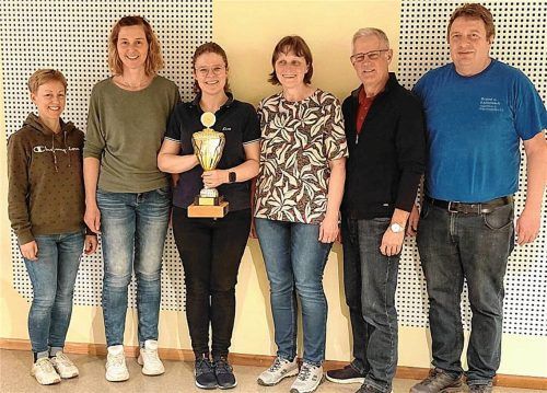 Die Siegermannschaft und die Einzelsieger des Bürgerschießens: (von links) Marion Tremmel, Maria Nitzl, Lisa und Gabi Schmid, Josef Schmid und Sebastian Maier. Foto rampl