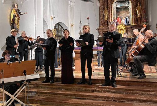 Die Sinfonia Aschau mit dem Gesangsquartett (von links) Rupert Schäffer (Tenor), Roswitha Schmelzl (Sopran), Michaela Unterseher (Alt) und Klaus Maier (Bass). Foto Kirchner