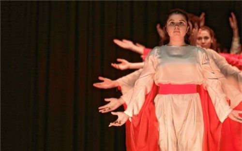 Die soziale Begegnung in den komplexen Choreografien spielt in der Eurythmie eine große Rolle (im Vordergrund Rubina Schnellbach, im Hintergrund Enya Maier).Foto Posavec