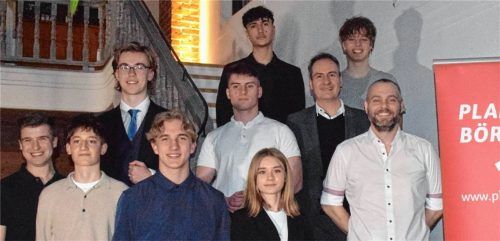 Die Spielführer der Börsenteams mit Vorstandsvorsitzendem Markus Putz (mittlere Reihe rechts). Foto Robert Wagner