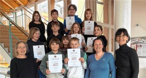 Die stellvertretende Schulleiterin Marianne Brandl-Dierschke (links) und die Leiterinnen des Forschungsteams, Andrea Zannantonio (Zweite von rechts) und Daniela Feil (rechts), mit den Teilnehmern des Landeswettbewerbs „Experimente antworten“. Foto re