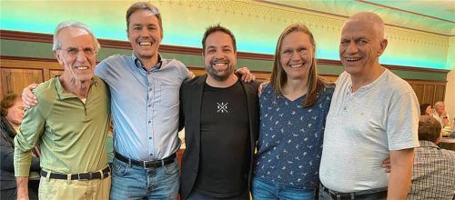 Die strahlenden Sieger in Haag (von links) Egon Barlag, Stefan Högenauer, Dr. Florian Haas, Christine Sax und Hermann Jäger. Foto Meindl