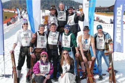 Die Teilnehmer der Fassdauben-WM: (hinten von links) Franz Gallinger (2. Platz), Sieger Patrick Springer und Matthias Niedermaier (3.), (Mitte von links) Markus Wegscheider (4.), Florian Wörfel (11.), Michael Gstatter (12.), Michael Alframseder (5.), Andreas Gröder (9.), Martin Schmuck (7.) sowie (vorne von links) die Siegerin der Damen, Leonie Wendel, mit der Zweitplatzierten Elisabeth Oswald. Foto Wegscheider