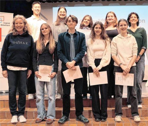 Die Teilnehmer des Regionalfinales mit den Schulkoordinatorinnen: (von links) Sabine Simmendinger, Zhuang Liu, Maya Mittnacht, Amelie Gaißinger, Paul Dahmen, Lucy Gräsel, Frieda Schwarz, Lilly Krzempek, Julia Stenger und Susanne Heunisch. Foto Braun