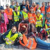 Freiwillige sammeln mit Feuereifer