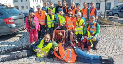 Die Teilnehmer nach der erfolgreichen Säuberungsaktion in Ranoldsberg. Foto  einwang