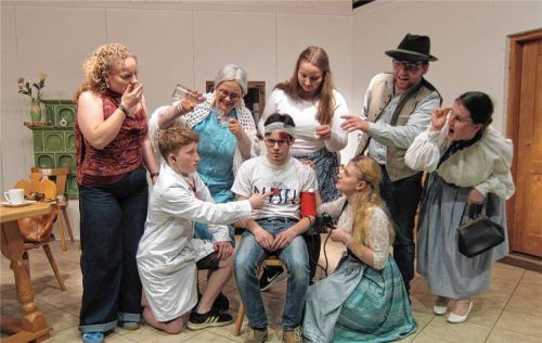 Die Theatergruppe der KLJB Wiesbach probt bereits mit vollem Einsatz ihr neues Stück.Foto  Mann