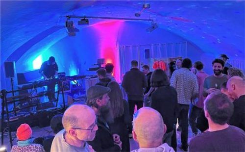 Die Veranstaltung im Gimplkeller war Treffpunkt für Enthusiasten der elektronischen Musik und zugleich Tanzparty. Foto  Wagner