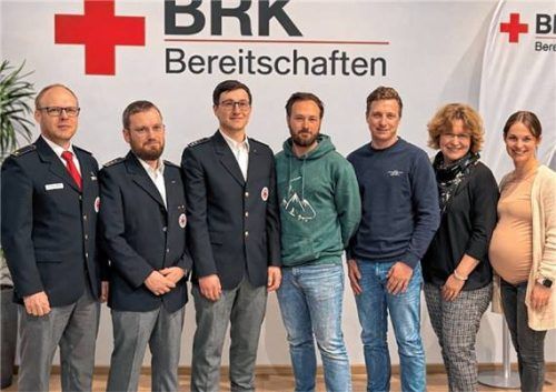 Die Verantwortlichen der BRK-Bereitschaft Schnaitsee: (von links) Andreas Prahms (stellvertretender Kreisbereitschaftsleiter Traunstein), Dr. Korbinian Wäsle (stellvertretender Bereitschaftsleiter Schnaitsee), Jonathan Auer (Bereitschaftsleiter Schnaitsee), Pascale Auer (Technischer Leiter/Gerätewart), Fabian Emmerer (Gerätewart), Marion Voggenauer (Schriftführerin) und Lena Delker (Kassierin). Foto Lepschy