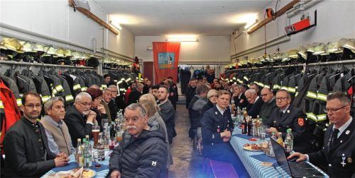 Die Versammlung fand in der ausgeräumten Fahrzeughalle in Happing statt. Fotos Binder