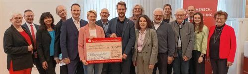 Die Vertreter der einzelnen Vereine und Einrichtungen freuen sich über die finanzielle Unterstützung der beiden Sparkassen-Stiftungen. Foto re