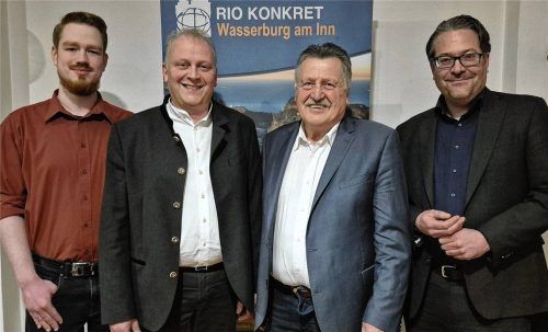 Die vier Kandidaten in Wasserburg: (von links) Milan Matijevic, Kandidat der Linken Liste, Georg Gäch, Kandidat des Wasserburger Blocks, Josef Baumann, Kandidat der Freien Wähler Reitmehring-Wasserburg, und Bastian Wernthaler, parteifreier Kandidat von CSU, SPD, Grünen und Bürgerforum. Das Foto entstand bei der Podiumsdiskussion am 11. Februar auf Einladung von Rio konkret. Foto Rieger