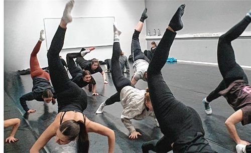 Die Vorbereitungen für das Tanztheaterstück „Varientino – Ein einzigartiger Deal“ laufen auf Hochtouren. Hier das Techniktraining für einen Wellengang zu Boden. Foto re