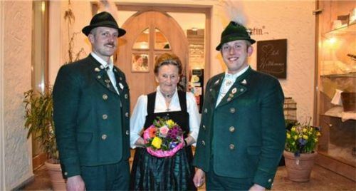 Die Vorsitzenden Anton Mayer (rechts) und Georg Hölzl (links) hatten für Gusti Mayer eine besondere Ehrung. Sie hält dem Trachtenverein Seebruck seit 75 Jahren die Treue. Foto Donhauser
