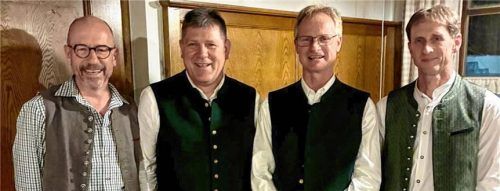 Die Vorstandschaft: (von links) Schriftführer Georg Schönhuber, Vorsitzender Johann Do- nislreiter, Zweiter Vorsitzender Josef Schönhuber und Kassier Hermann Lippacher. Foto Mittermeier