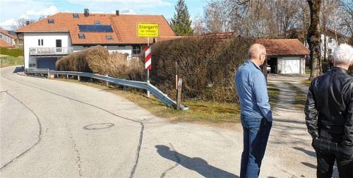 Die westliche Ortseinfahrt von Stangern mit der provisorisch reparierten Leitplanke und der in Mitleidenschaft gezogenen Hecke. Der Bauausschuss machte sich bei einer Ortsbesichtigung ein Bild von der Lage. Foto Heistracher