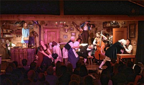 Die Zeitlupen-Rauferei zum Ende des Theaterstücks.Foto Deindl