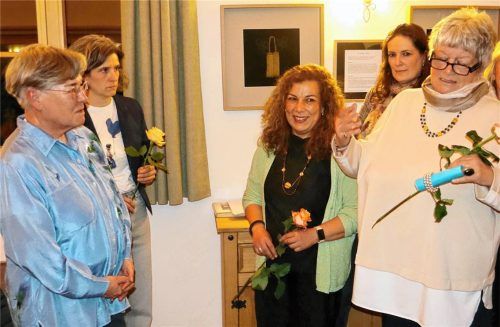 Die Zweite Vorsitzende Dr. Ramona Schumann, Kassierin Michaela Speiser, Einsatzleiterin Juana Voracek und die neu gewählte Vorsitzende Judith Heinrich danken der scheidenden Vorsitzenden Maria Breuer (von links). Foto Strim