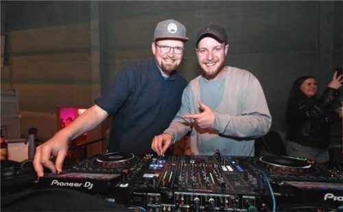 DJ Joe Lennox und DJ S.M. in Aktion. Foto Stuffer