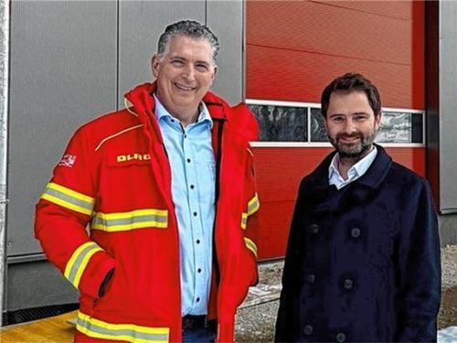 Dominik Plessmann (links), Vorsitzender der DLRG Bad Aibling, mit Bürgermeister Johannes Zistl. Foto re