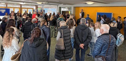 Donat Steindlmüller begrüßt alle helfenden Hände bei der Kommunalwahl 2026 in Prien. Fotos  Nägele