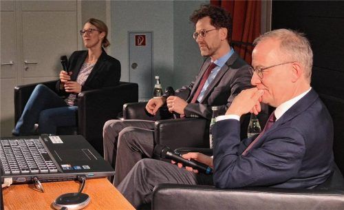 Dr. Axel Töllner, Beauftragter der ELKB für christlich-jüdische Studien und Beziehungen an der Augustana-Hochschule Neudettelsau, bei der Podiumsdiskussion nach seinem Vortrag am kbo-Innsalzach-Klinikum in Wasserburg mit Dekanin Dagmar Häfner-Becker (links) und dem ärztlichen Direktor Professor Dr. Peter Zwanzger (rechts). Foto Rieger